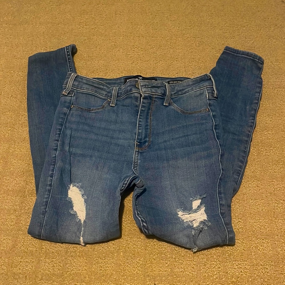HOLLISTER RIPPED JEANS